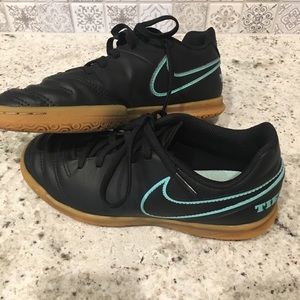 Soccer cleats - indoor